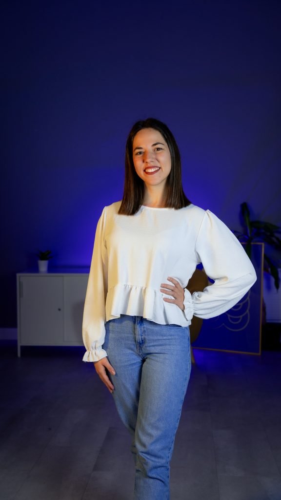 Retrato profesional de Ana Llorente Pérez, experta en estrategia de contenido