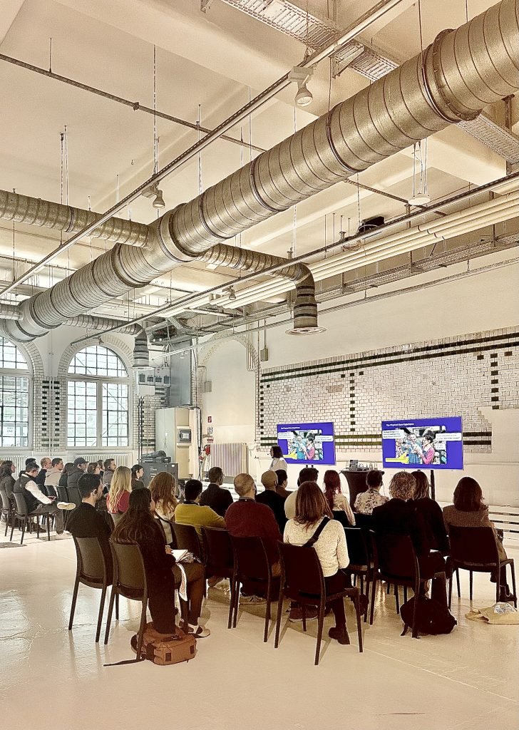 Ana Llorente Pérez speaking about content strategy at a digital marketing conference