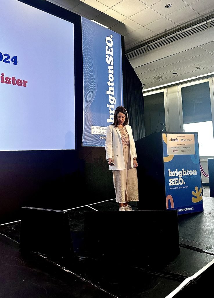 Ana Llorente Pérez, Content Director, compartiendo insights de marketing en un evento en vivo