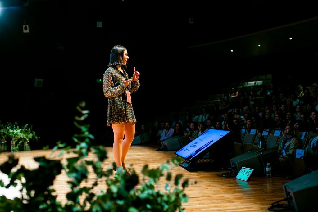 Ana Llorente Pérez exponiendo una estrategia de contenido multicanal en una sala llena