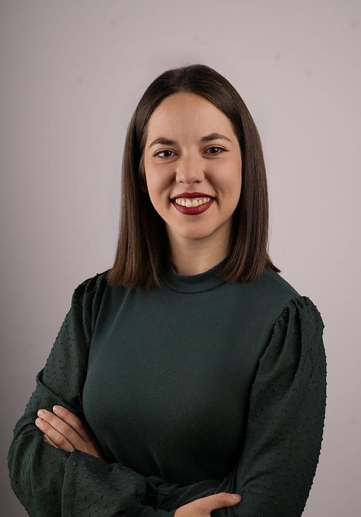 Warm and approachable portrait of Ana Llorente Pérez, content marketing specialist